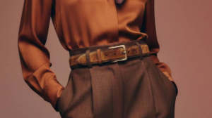 Man wearing a streetwear outfit showing how to wear a belt in 2026